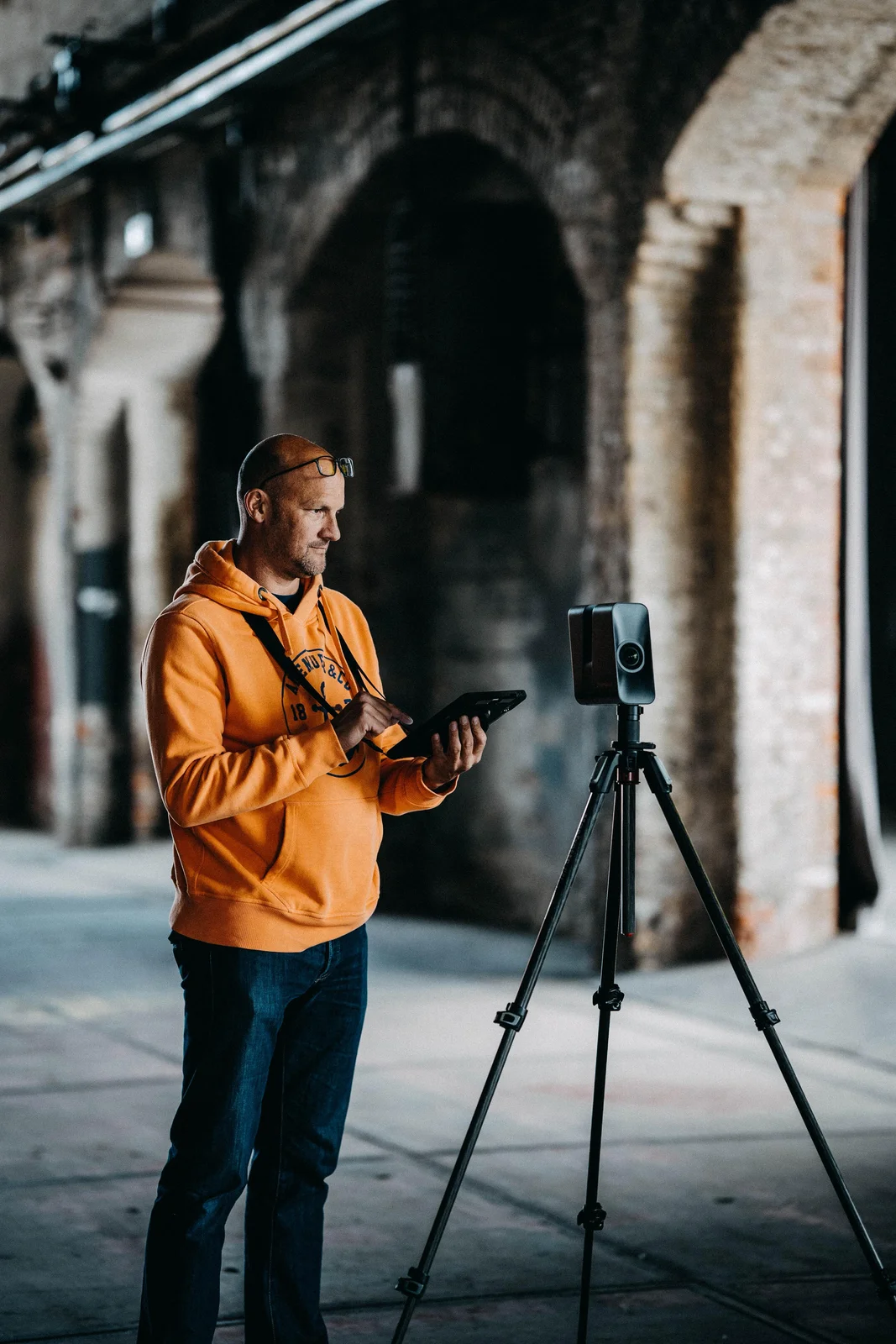 Oliver Schmidt beim 3D-Scan Einsatz mit Matterport Pro3