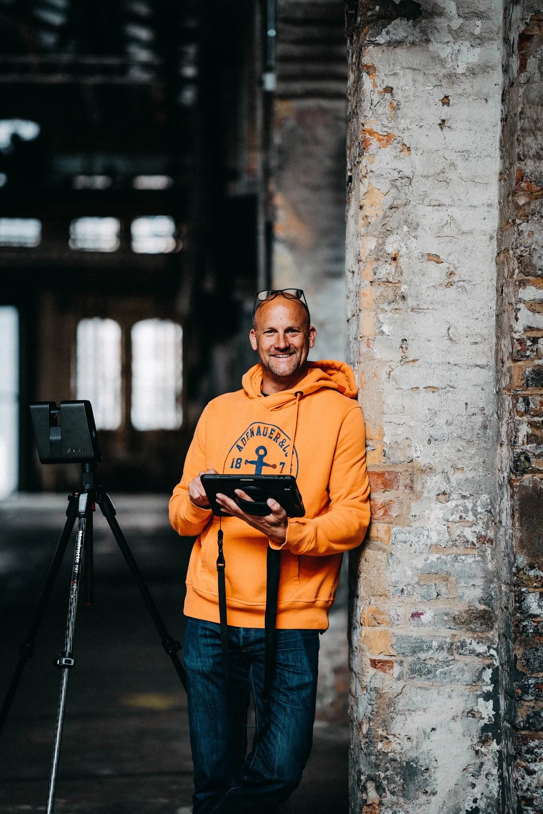 Oliver Schmidt mit Matterport Pro3 Kamera bei der Arbeit